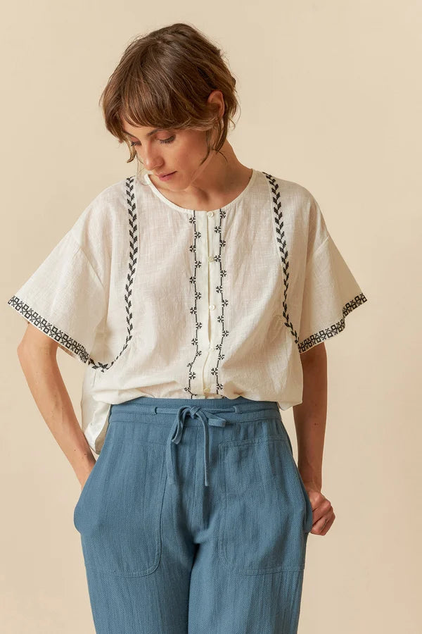 Blouse en Lin Brodée à Manches Courtes – Élégance et Confort