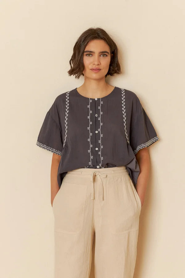 Blouse en Lin Brodée à Manches Courtes – Élégance et Confort